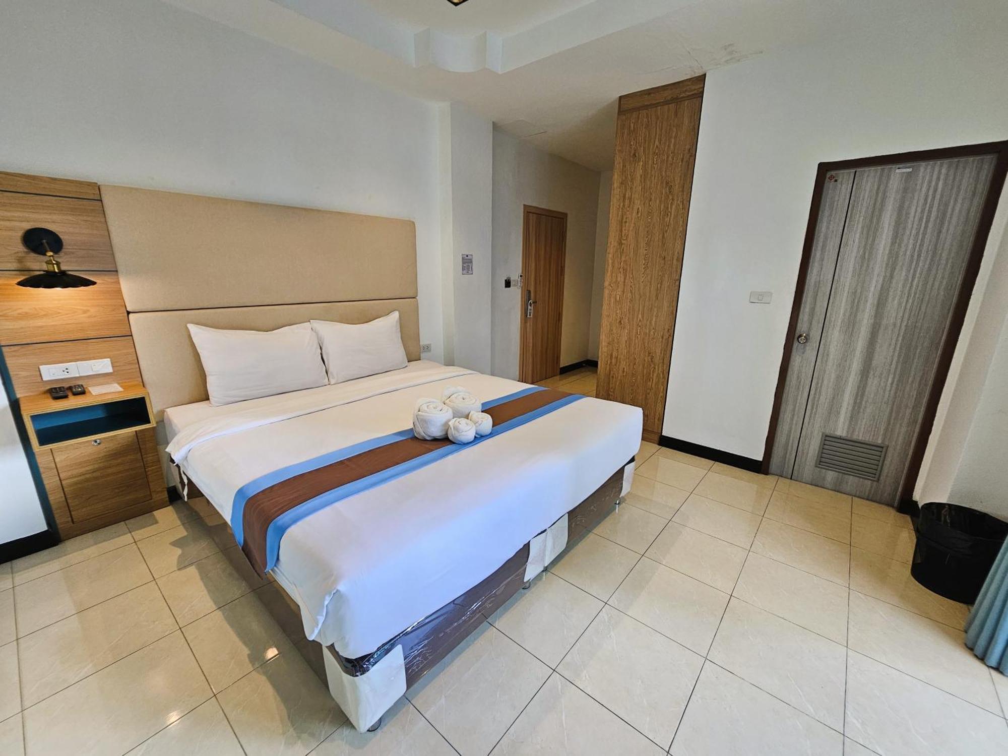 The Base Inn Pattaya Exterior photo
